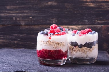 Yoğurtlu yulaf ezmesi, böğürtlen, ahududu