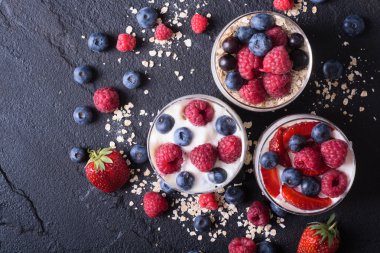 Yoğurtlu yulaf ezmesi, böğürtlen, ahududu