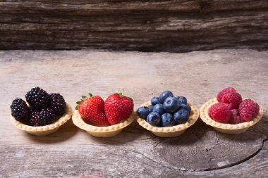 çilek: ahududu, yaban mersini, böğürtlen, strawberrie