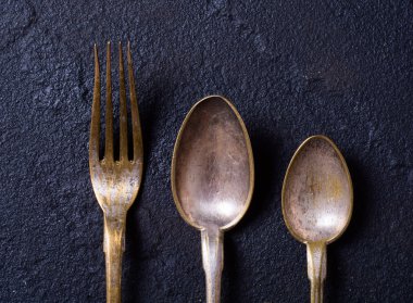 Taş Masa üzerinde eski çatal bıçak takımı