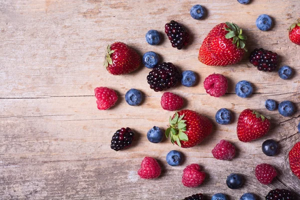 Bayas: frambuesas, arándanos, moras, fresas — Foto de Stock