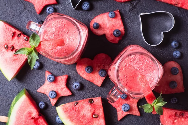 Wassermelonengetränk in Gläsern mit Wassermelonenscheiben — Stockfoto