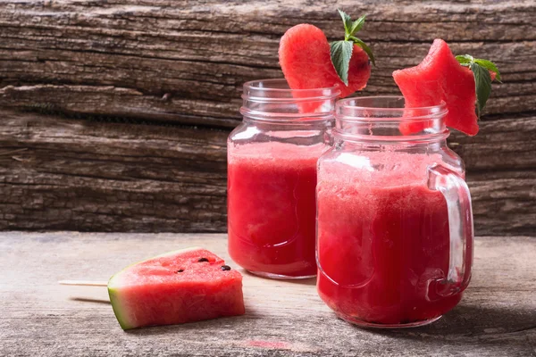 Wassermelonengetränk in Gläsern mit Wassermelonenscheiben — Stockfoto
