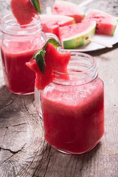 Wassermelonengetränk in Gläsern mit Wassermelonenscheiben — Stockfoto