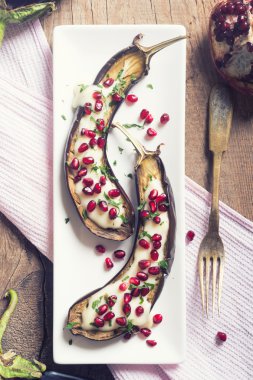 Patlıcan sarımsak yoğurt sos ile