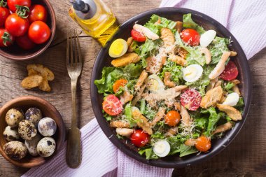 Sağlıklı tavuk Sezar salatası