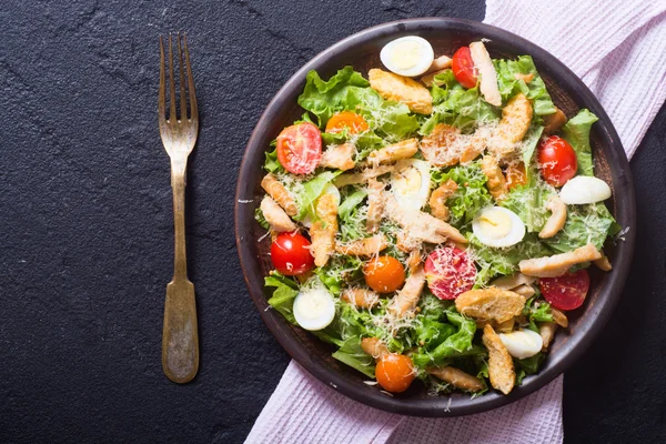 Sağlıklı tavuk Sezar salatası