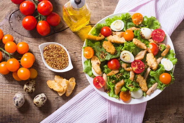 Sağlıklı tavuk Sezar salatası