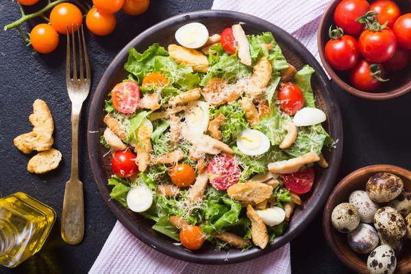 Sağlıklı tavuk Sezar salatası