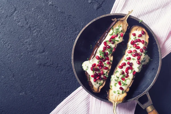 Patlıcan sarımsak yoğurt sos ile