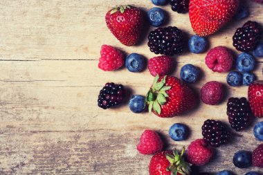 çilek: ahududu, yaban mersini, böğürtlen, strawberrie