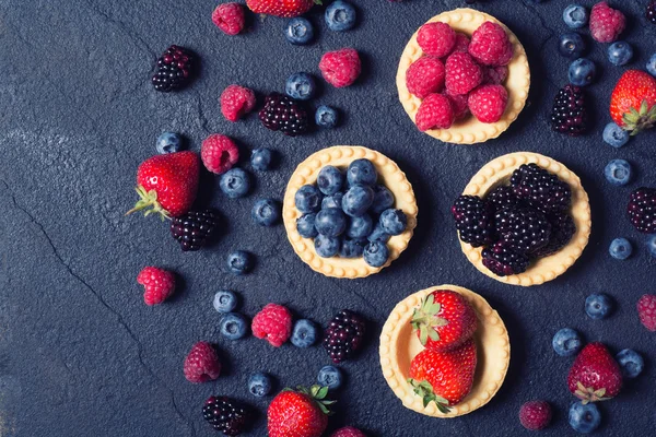 Bayas: frambuesas, arándanos, moras, fresas — Foto de Stock