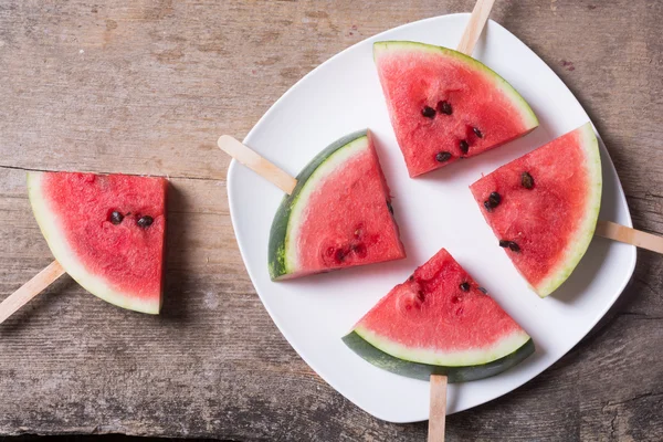 Wassermelone Eis am Stiel auf Holz — Stockfoto