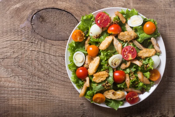 Sağlıklı tavuk Sezar salatası