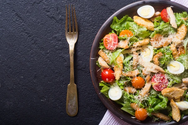 Sağlıklı tavuk Sezar salatası