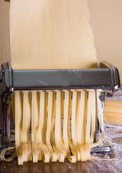 mutfak makinede makarna