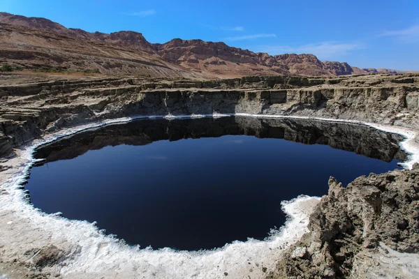 Pequeño lago mineral a orillas del mar muerto en Israel — Foto de Stock