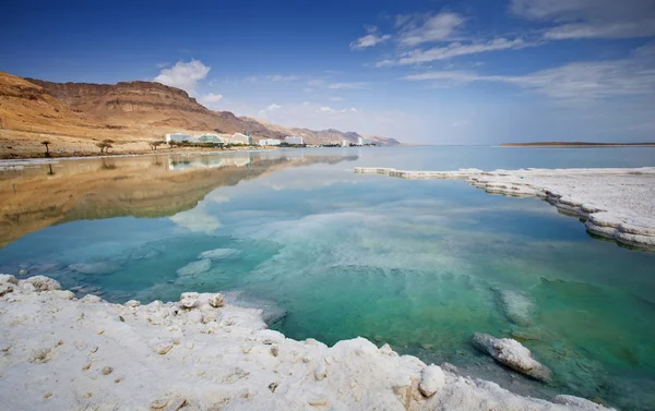Depósitos de sal, paisaje típico del mar muerto . — Foto de Stock
