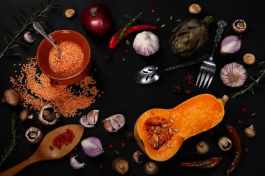 Sebze ve tahıl Siyah bir zemin üzerine