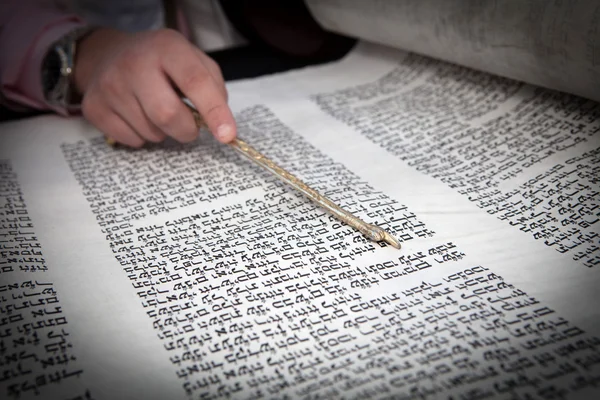 Mano de niño leyendo la Torá judía en Bar Mitzvah — Foto de Stock