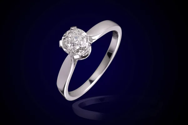 Mavi zemin üzerine beyaz altın pırlanta yüzük