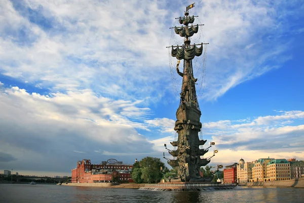 MOSCOW - JULY 07, 2013: View of the monument to Russian emperor — Stock Photo, Image