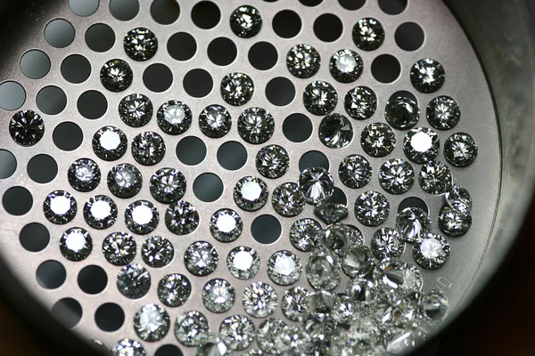 Calibrated diamonds through the sieve — Stock Photo, Image