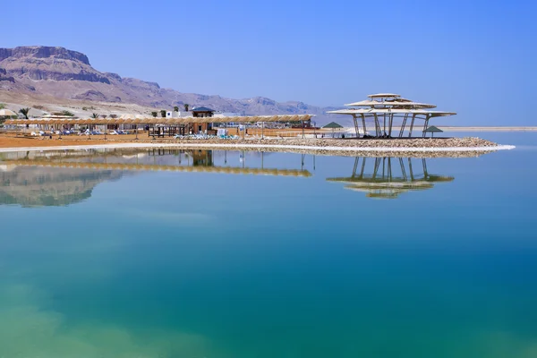 Ośrodki wypoczynkowe Morze Martwe w Izraelu. Widok z hotelu i plaży — Zdjęcie stockowe