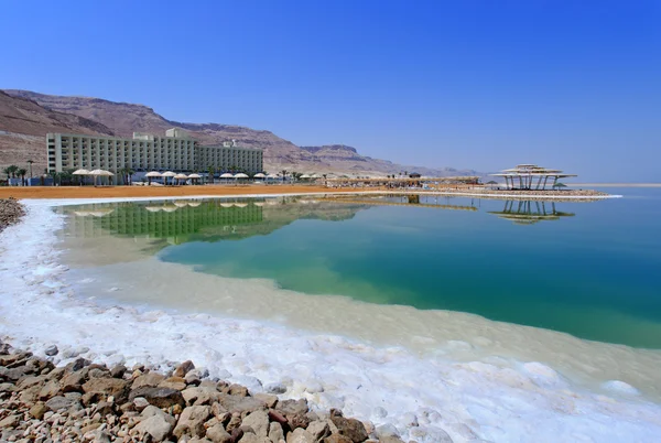 Los balnearios del mar muerto en Israel. Vista del hotel y la playa — Foto de Stock