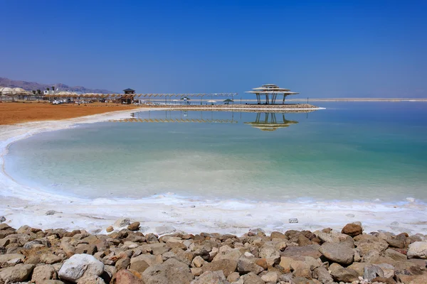 The dead sea resorts in Israel. View of the hotel and the beach — Stock Photo, Image