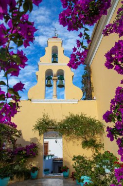 Korfu, Yunanistan. Theotokos Manastırı 'nın avlusu Paleokastritsa Manastırı olarak da bilinir.
