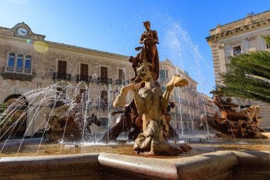 Siracusa 'nın merkezindeki Diana çeşmesi - Piazza Archimede Syracuse, Sicilya, İtalya: Archimede Meydanı heykelleri. Sicilya ve İtalyan turizminin güzel temsili resmi. Yüksek kalite fotoğraf