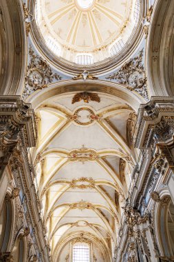 Modica, Sicilya, İtalya -16 Eylül 2025: Modica 'nın tarihi şehir merkezinde eski bir kubbe olan San Giorgio barok ikilisinin güzel iç ve tavan. Yüksek kalite fotoğraf