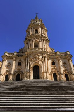Modica 'daki San Giorgio Duomo, Sicilya barok sanatının güzel bir örneği. Sicilya, güney İtalya. Modica, Ragusa Eyaleti, barok şehri manzaralı. Sicilya, İtalya. Yüksek kalite fotoğraf
