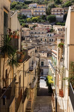 Modica, Sicilya, İtalya 'da dar bir sokak manzarası. Yüksek kalite fotoğraf