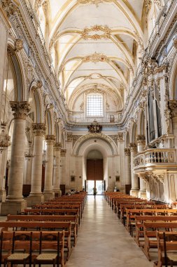 Modica, Sicilya, İtalya -16 Eylül 2025: Modica 'nın tarihi şehir merkezinde eski bir kubbe olan San Giorgio barok ikilisinin güzel iç mekanı. Yüksek kalite fotoğraf