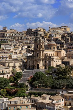 Modica 'daki San Giorgio Duomo, Sicilya barok sanatının güzel bir örneği. Sicilya, güney İtalya. Modica, Ragusa Eyaleti, barok şehri manzaralı. Sicilya, İtalya. Yüksek kalite fotoğraf