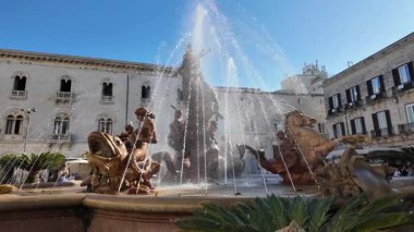Syracuse, Sicilya, İtalya -15 Eylül 2025: Siracusa 'nın merkezinde Diana Çeşmesi - Piazza Archimede. Sicilya ve İtalyan turizminin güzel temsili resmi.