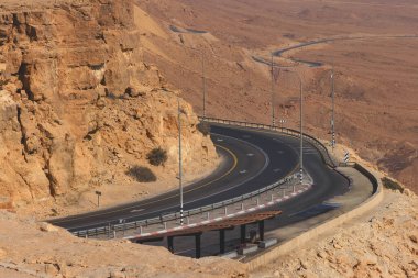 Negev Çölü, İsrail 'de Mizpe Ramon' daki Ramon Krateri 'ndeki uçurumun kenarında. Yüksek kalite fotoğraf