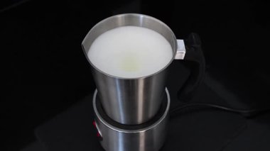 Süt ısıtma ve ev yapımı kahve için süt köpüklü döner. Yüksek kalite 4k görüntü