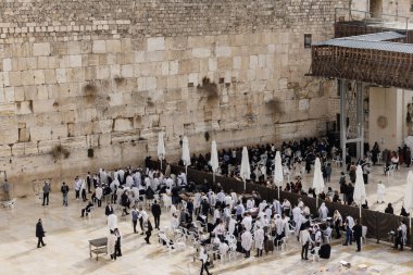 Kudüs, İsrail - 23 Ocak 2025. Kudüs, İsrail 'deki Batı Duvarı' nda namaz kılan insanlar.