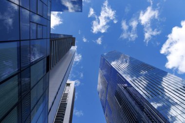 Modern gökdelenler ve Tel Aviv İsrail 'deki cam yüksek binalar dramatik bir perspektif ve mavi gökyüzü ile aşağıdan görüldü. Modern bir iş bölgesinde çağdaş kentsel mimari.