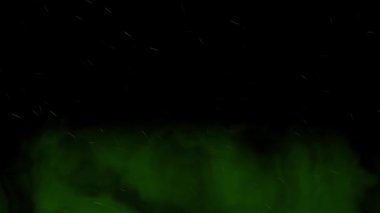 Soyut animasyon yeşil duman akışı oluşturur. Toksik atmosfer toz parçacığı hareketiyle yükseliyor. Sihirli enerji dokusu koyu arkaplan üzerinde dijital görsel efekt sağlıyor.