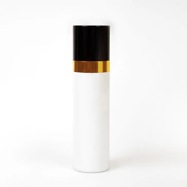 Frasco de perfume em um fundo branco — Fotografia de Stock