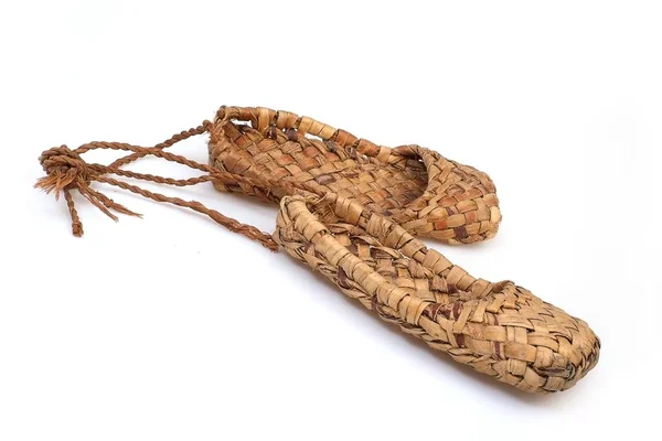 Anciennes Chaussures Nationales Tissées Partir Écorce Arbre Chanvre Isolé Sur Photo De Stock