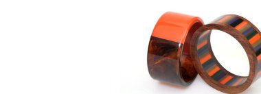 Beyaz arka planda izole edilmiş şık yuvarlak bilezikler.