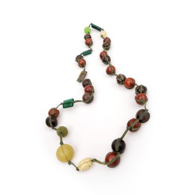 Beyaz arka planda izole edilmiş etnik ahşap boncuklar