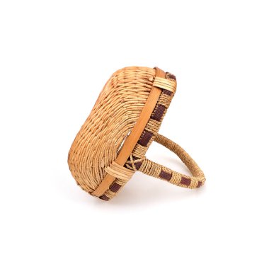 Beyaz arkaplanda el yapımı hasır sepet izole edildi