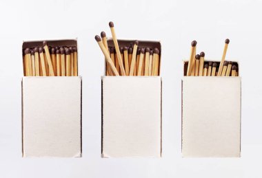 Set: Beyaz arkaplanda izole edilmiş tek bir retro kibrit kutusu