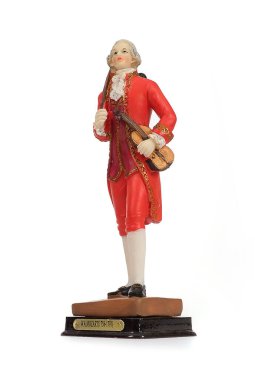 Keman çalan Avusturyalı müzisyenin hatıra figürü. Yazıtta büyük müzisyen Mozart 'ın adı ve hayatının tarihleri yazıyor.